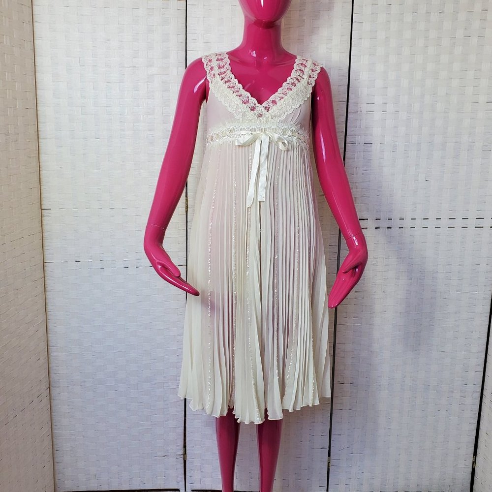 White Lace Sleeveless Dress